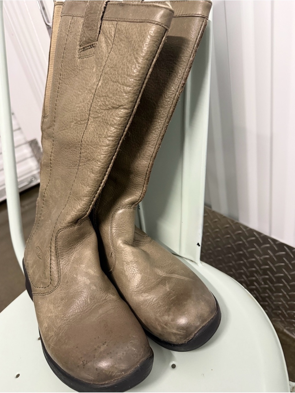 KEEN Tyretread leather boots, size 8 in greige - Picture 3 of 8